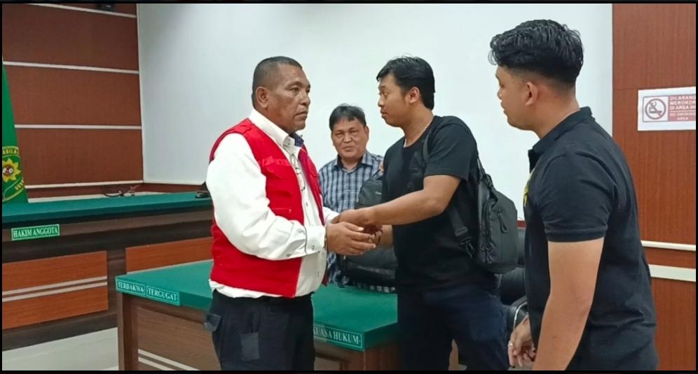 Foto Terdakwa (Rompi merah) usai menjalani persidangan.
