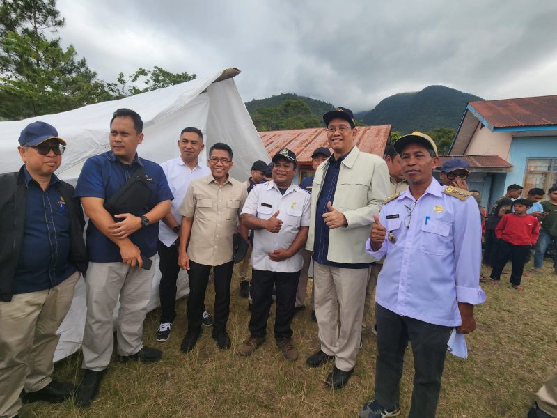 Menkeu Purbaya Yudhi Sadewa bersama pimpinan Komisi XI DPR RI meninjau lokasi terdampak gempa di Nusa Tenggara Timur.